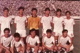 谁说踢不过日本队，那一年，国足攻陷东京冲出亚洲图片
