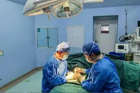男子拇指屈伸活动时总会卡住不能动，诊断为“扳机指”图片