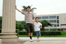 “我和爸妈是校友，这下我们一家都是上大人啦！”图片