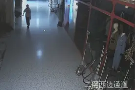 女子藏身商场卫生间偷衣服，只为等待工作人员下班后实施盗窃图片