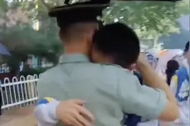 哥哥退伍回来，第一时间接弟弟放学……一句“俺想你”让人泪奔图片