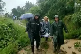 新华全媒+｜暴雨来袭 用手机记录洪水中的“逆行者”图片