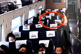 高铁上只顾玩电脑 突然热点没了……女子：我手机呢？图片