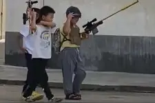 小学生玩游戏名场面！网友：这游戏你尽管沉迷……图片