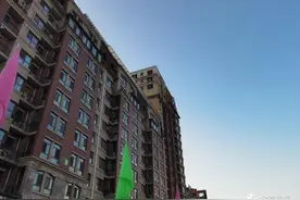 北京朝阳这小区150多户在楼顶盖违建！9年了为啥拆不掉？图片