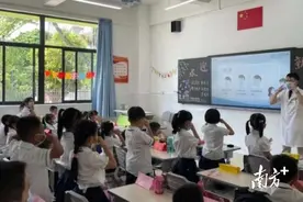 医务人员给学生上一堂疫情防控教育课 |我为群众办实事图片