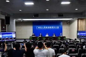 发现1例阳性！居民连夜核酸检测图片