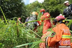 湖北黄冈：驴友探险不慎跌落 多方力量救援图片
