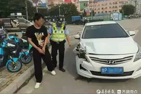 “拦住他！撞人了！”听到呼喊，临清巡逻交警拦下逃逸肇事车……图片