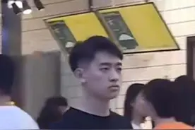 安财一学生校内食堂影像成热搜：“我不是高冷，是真看不清！”图片