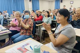 舞蹈秧歌班学员太激动，把老师抱了起来！青岛市老年大学开学，3200个新学位创纪录图片