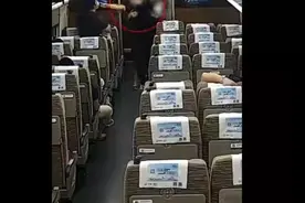 一拳打进班房！深圳一男子列车上为窗帘开合动粗图片