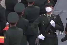 手握刺刀尖的战士找到了：刺刀对敌人，不能对人民图片