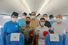 万米高空，厦航空姐哽咽着，向这位漳州人致敬图片