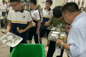 湖南“光盘校长”吃学生剩饭劝节约粮食，这事你咋看图片