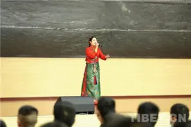 西藏军区文工团走进拉萨警备区某团开展慰问演出图片