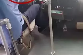 滨州一公交车司机开车玩手机？涉事公司回应：情况属实，司机停职十天图片