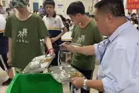湖南一校长站垃圾桶旁吃学生剩饭，有点赞也有质疑，当事人发声：我每天这样吃三顿图片