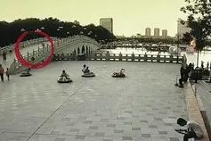 只因多看了一眼，他狂奔50米救出溺水女孩图片