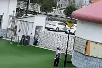 保安大叔连背带哄入学小朋友，网友直呼“保安大叔太忙了”图片