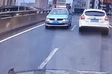 济南一出租车高架路上倒着开？交警回应来了图片