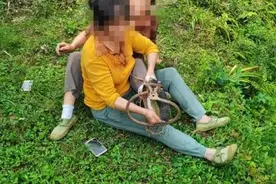 女子上山采蘑菇？蘑菇没找到，脚被夹住了图片