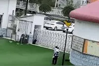 保安大叔连背带哄入学小朋友，网友直呼“保安大叔太忙了”图片