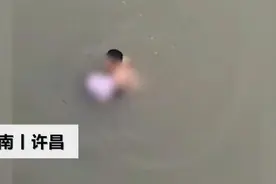 女子为救儿子从10米高桥跳下双双溺水 男子两次入水救人累到虚脱图片