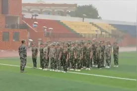 中学领导陪学生冒雨军训汇演引质疑，校方：有校医，备有姜汤视频封面