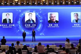5名外国专家被授予2021年“天府友谊奖”图片