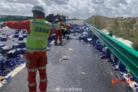 兰州：货车侧翻啤酒瓶碎一地 高速清障大队紧急清理防扎胎图片