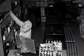 一夜进出9次！蒙面大盗“搬家式”洗劫超市 家中烟酒堆成小山图片