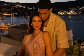 爱在夜幕降临时~ 布克与詹娜在意大利甜蜜依偎图片