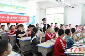 江西各地设立“亲情连线”助力留守老幼与家人“云相聚”图片