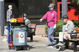 保安保洁换新装 助力王府井金街焕新颜图片