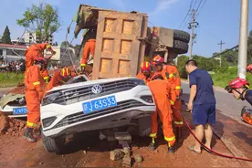 萍乡一渣土车侧翻压扁三辆轿车 多部门联合施救图片