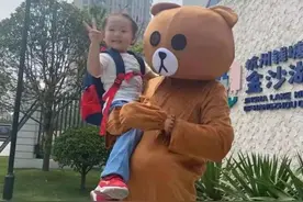 “妈妈！有大熊！”杭州4岁女孩上幼儿园每天哭，爸爸这招太有爱了图片