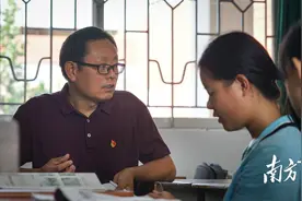 一家三口皆是教师，中山教师朱钊辉一个躬鞠了30年图片