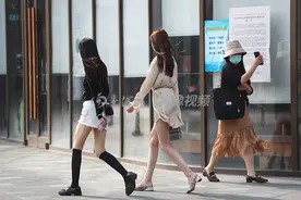 车水马龙不是烟火气的全部，加上美女出街才算完美图片