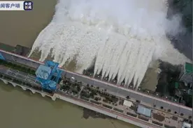 湖北丹江口水库超历史最高水位，开启九孔泄洪图片