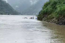 汽车被洪水围困，随时可能冲走！警民携手将其拖上岸图片