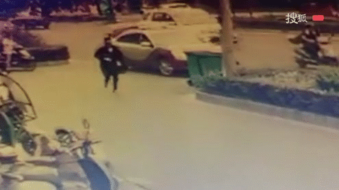 司机帮乘客抬行李箱，发现不对劲！见此人，速报警图片