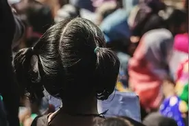 印度村庄让6名未成年女孩为祈雨裸体游行，印网友：印度还有很长的路要走图片