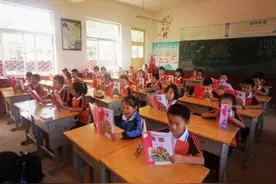 初识英语，东昌府区这所小学三年级的首堂英语课气氛热烈图片