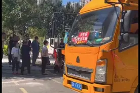 用废品回收车给小学生送餐，如此“放心食品单位”怎能让人放心？图片