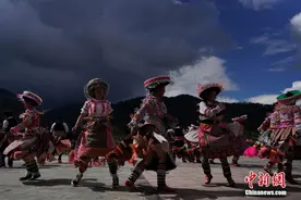 云南永平：苗族民众欢快舞起“嘎蒙卡兜”图片