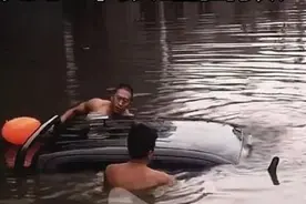 惊心动魄！暴雨中车辆被淹，有人正下水砸窗救人图片