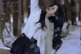 鞠婧祎雪中氛围感大片曝光 波浪卷发映衬红唇浪漫惹眼图片