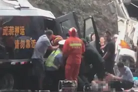 宜兴2死4伤运钞车车祸目击者：事发地为突然变窄的路面，现场无人哄抢钞票图片