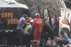 宜兴2死4伤运钞车车祸目击者：事发地为突然变窄的路面，现场无人哄抢钞票图片